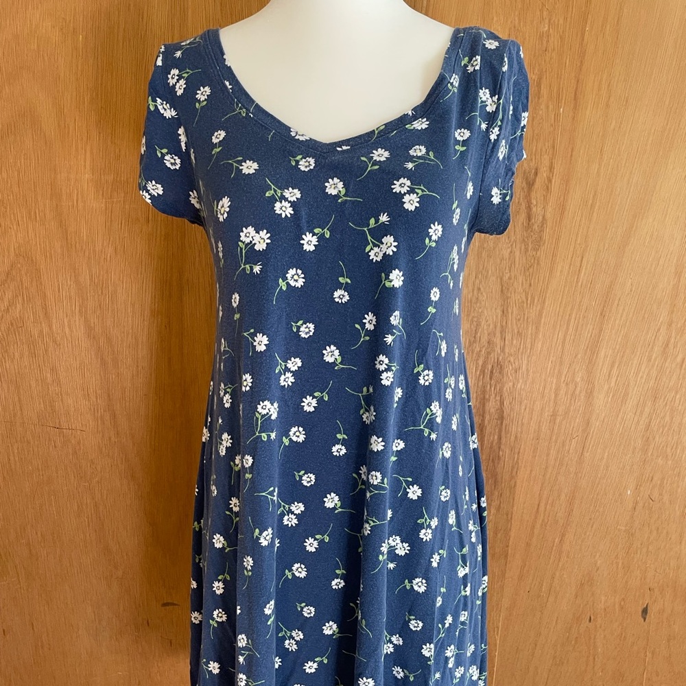 Daisy floral, blue short sleeve dress, criss crosses in back, size XS, every day